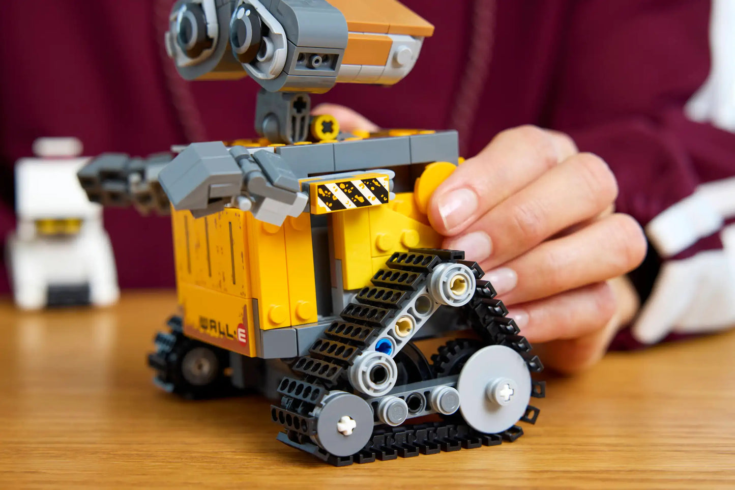 Compatible - 43279 - Disney - Wall E And Eve - 811 Pieces