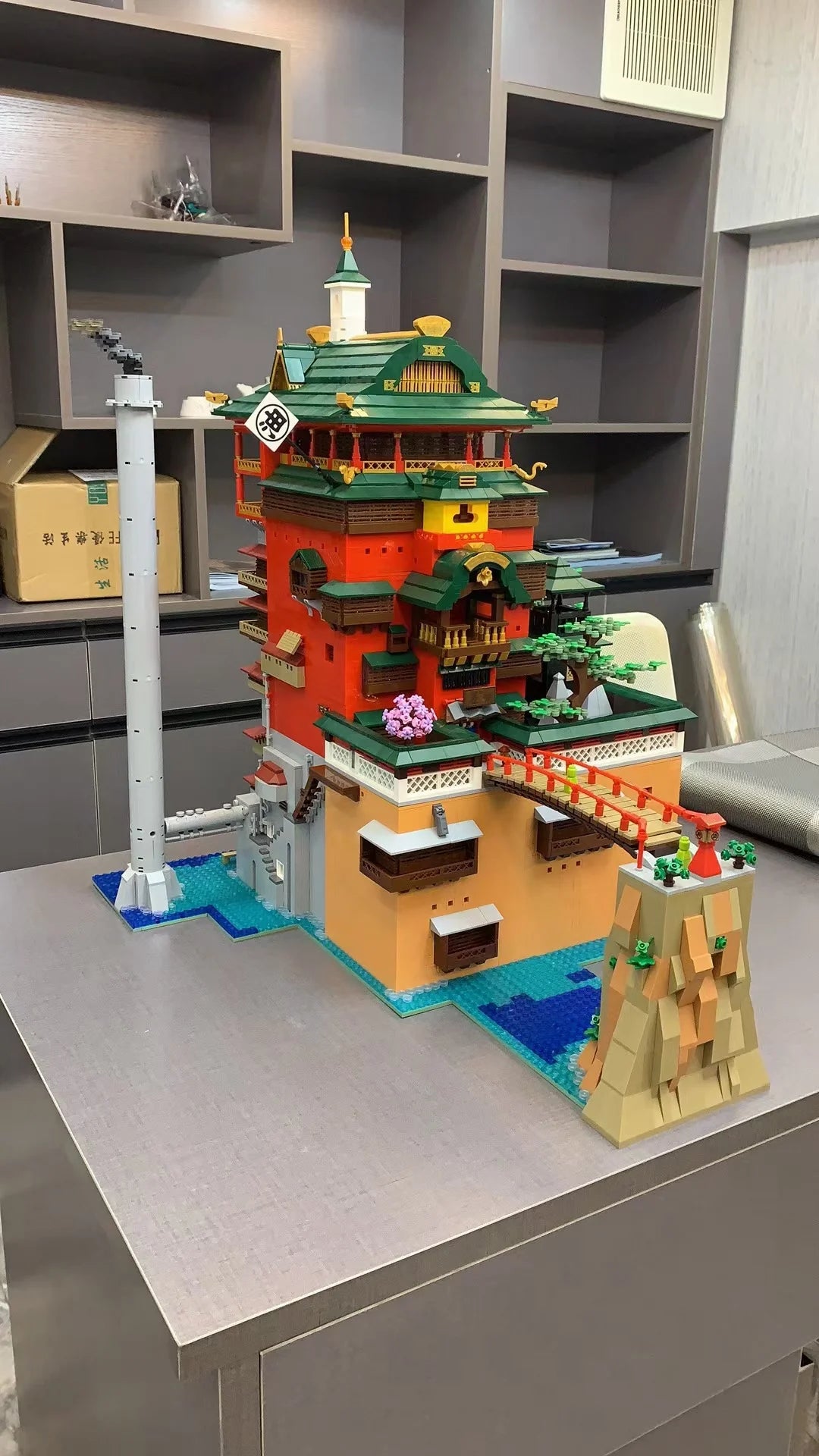 Panlos - 55121 - Spirited Away - Yubaba's Bathouse - 6876 Pieces - Includes A Lighting Kit