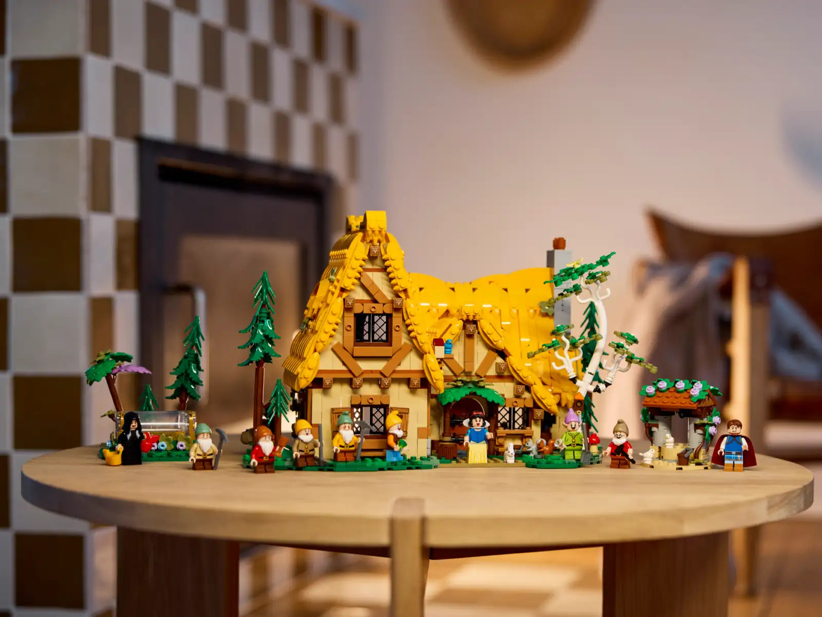 Compatible - Disney - 43242 - Snow White and the Seven Dwarfs' Cottage - 2228 Pieces