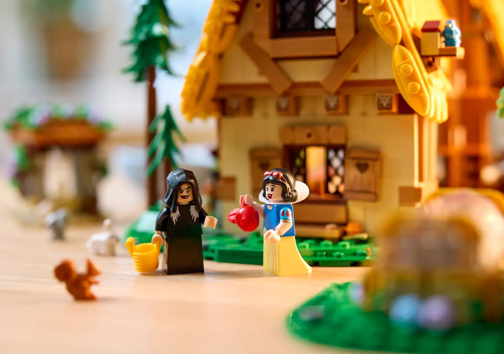 Compatible - Disney - 43242 - Snow White and the Seven Dwarfs' Cottage - 2228 Pieces