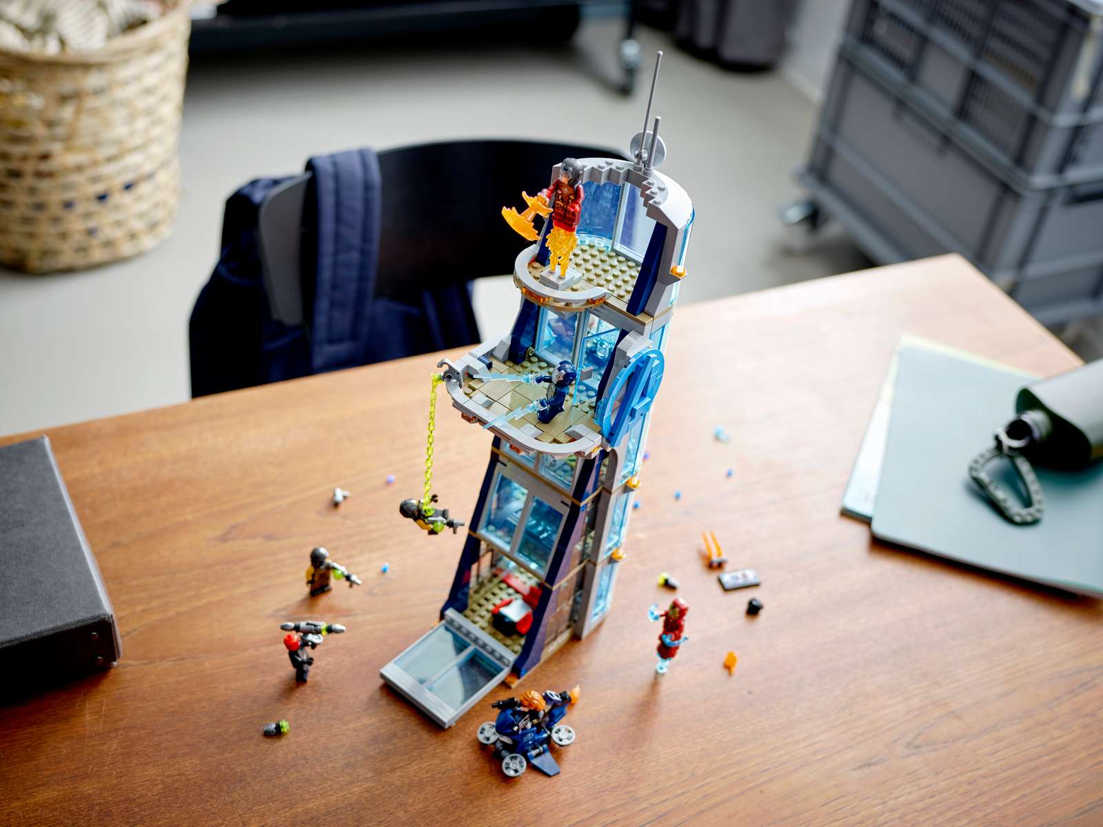 Compatible - Marvel - 76166 - Avengers Tower Battle - 685 Pieces