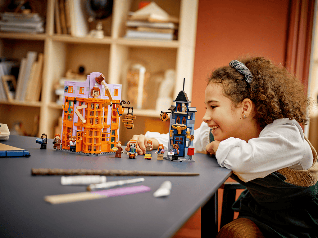 Compatible - 76422 - Harry Potter - Diagon Alley - Weasleys' Wizard Wheezes - 834 Pieces