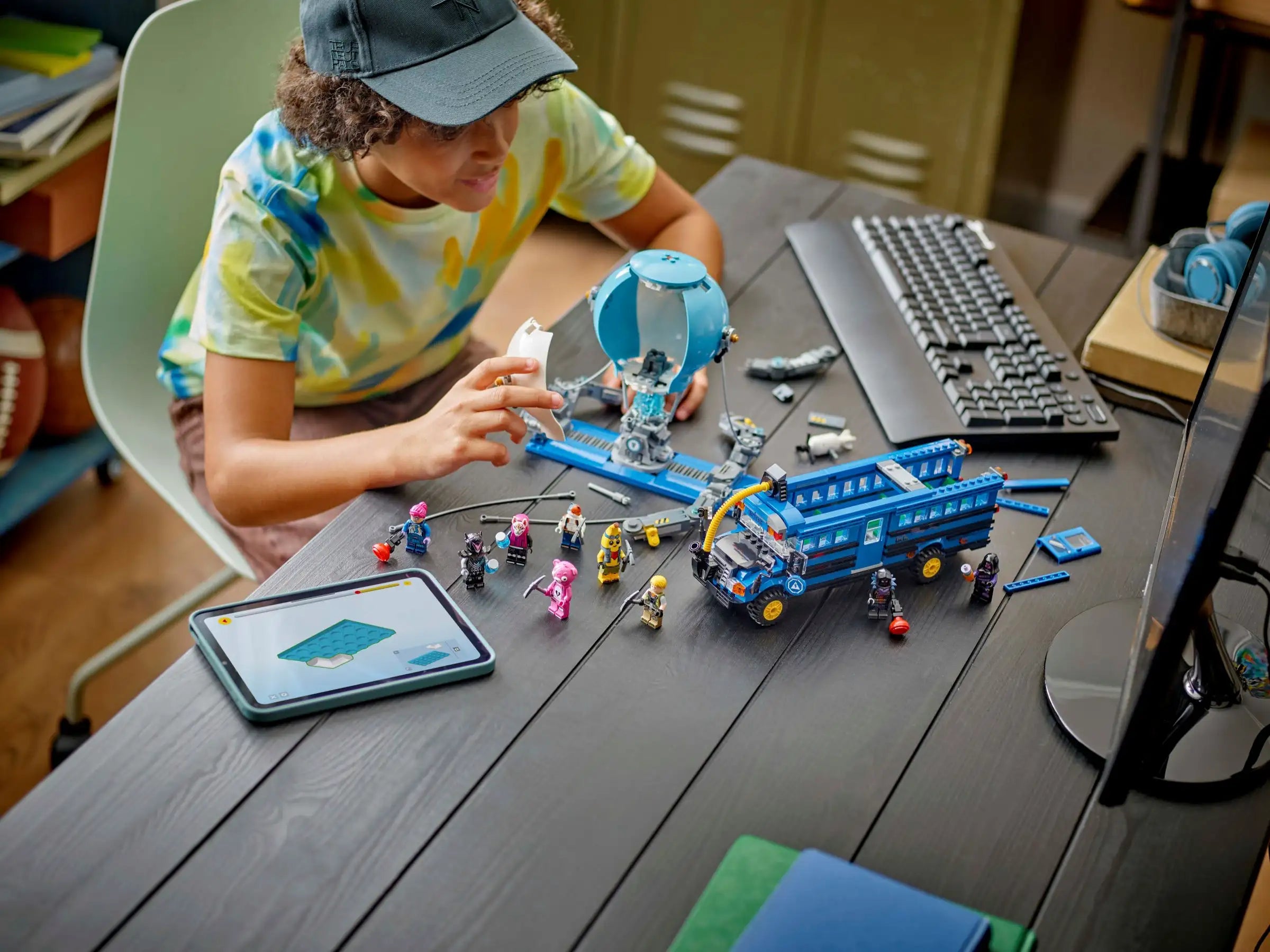 Compatible - Fortnite - 77073 - Battle Bus - 954 Pieces