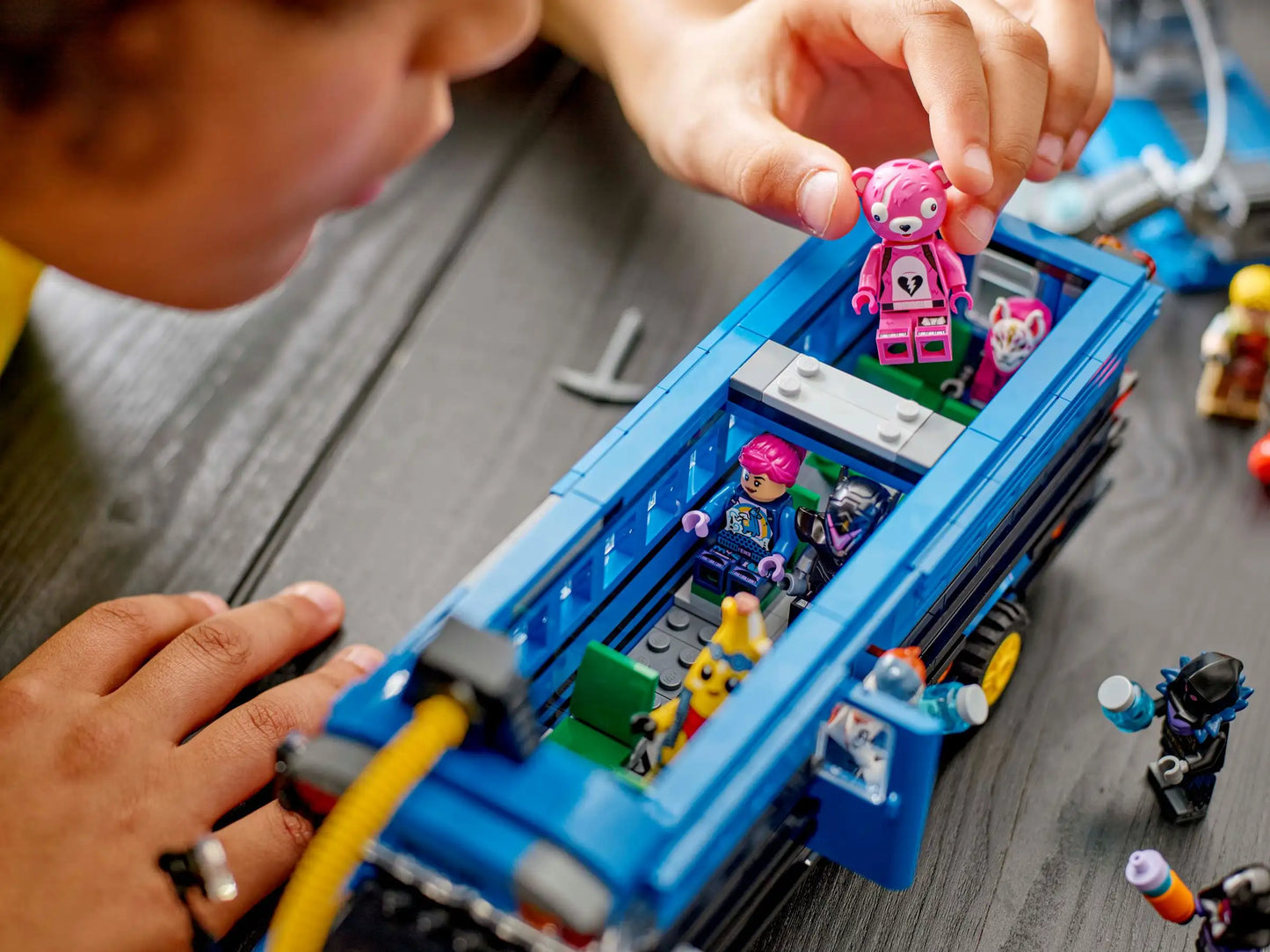 Compatible - 77073 - Fortnite - Battle Bus - 954 Pieces