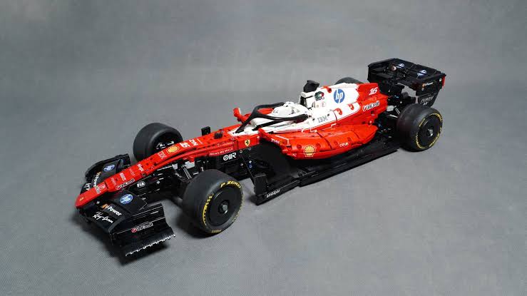 Lukas RS Design - MOC - Scuderia Ferrari HP: SF-26 F1 Car - 3,900 Pieces