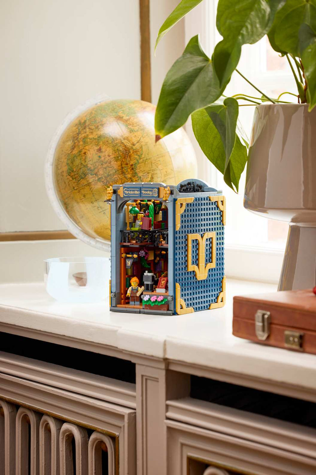 Compatible - Icons - 11379 - Bookstore: Book Nook - 1690 Pieces