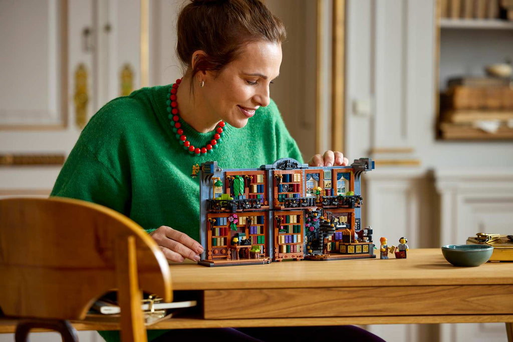 Compatible - Icons - 11379 - Bookstore: Book Nook - 1690 Pieces