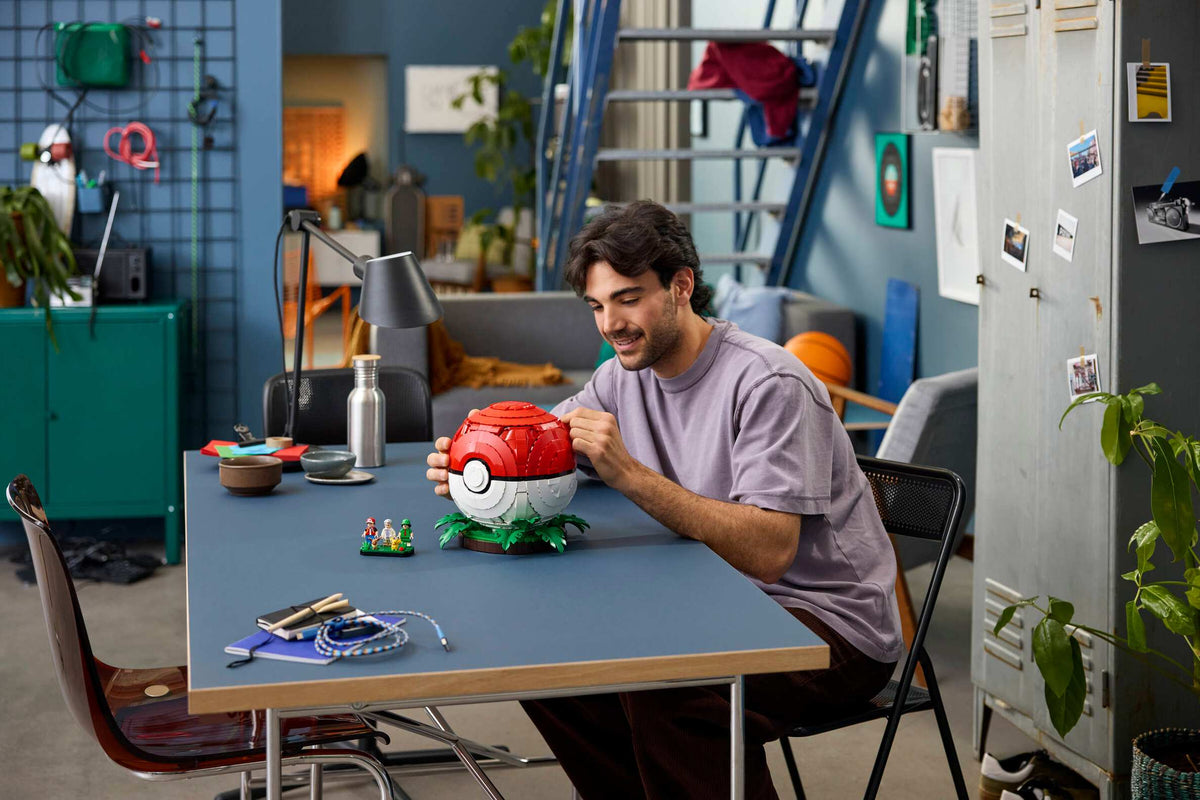 Compatible - Pokémon - 72154 - Iconic Trainer Moments Poké Ball - 2386 Pieces