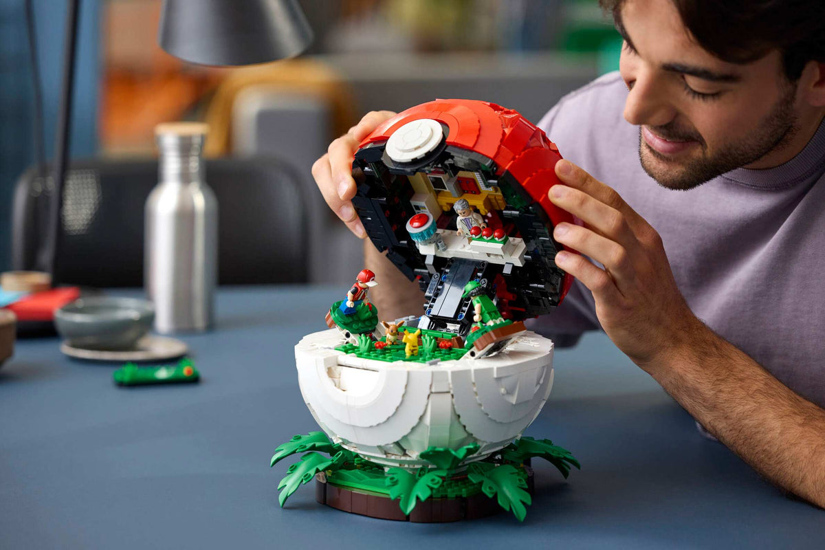 Compatible - Pokémon - 72154 - Iconic Trainer Moments Poké Ball - 2386 Pieces