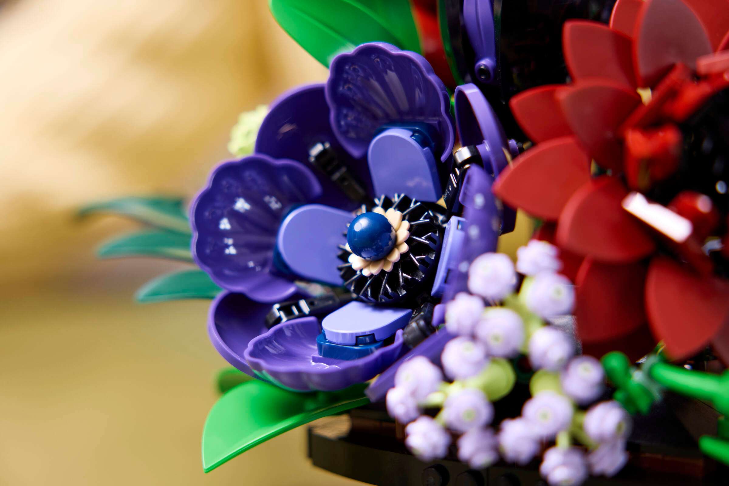 Compatible - Botanicals - 11513 - Dark Flower Arrangement - 562 Pieces