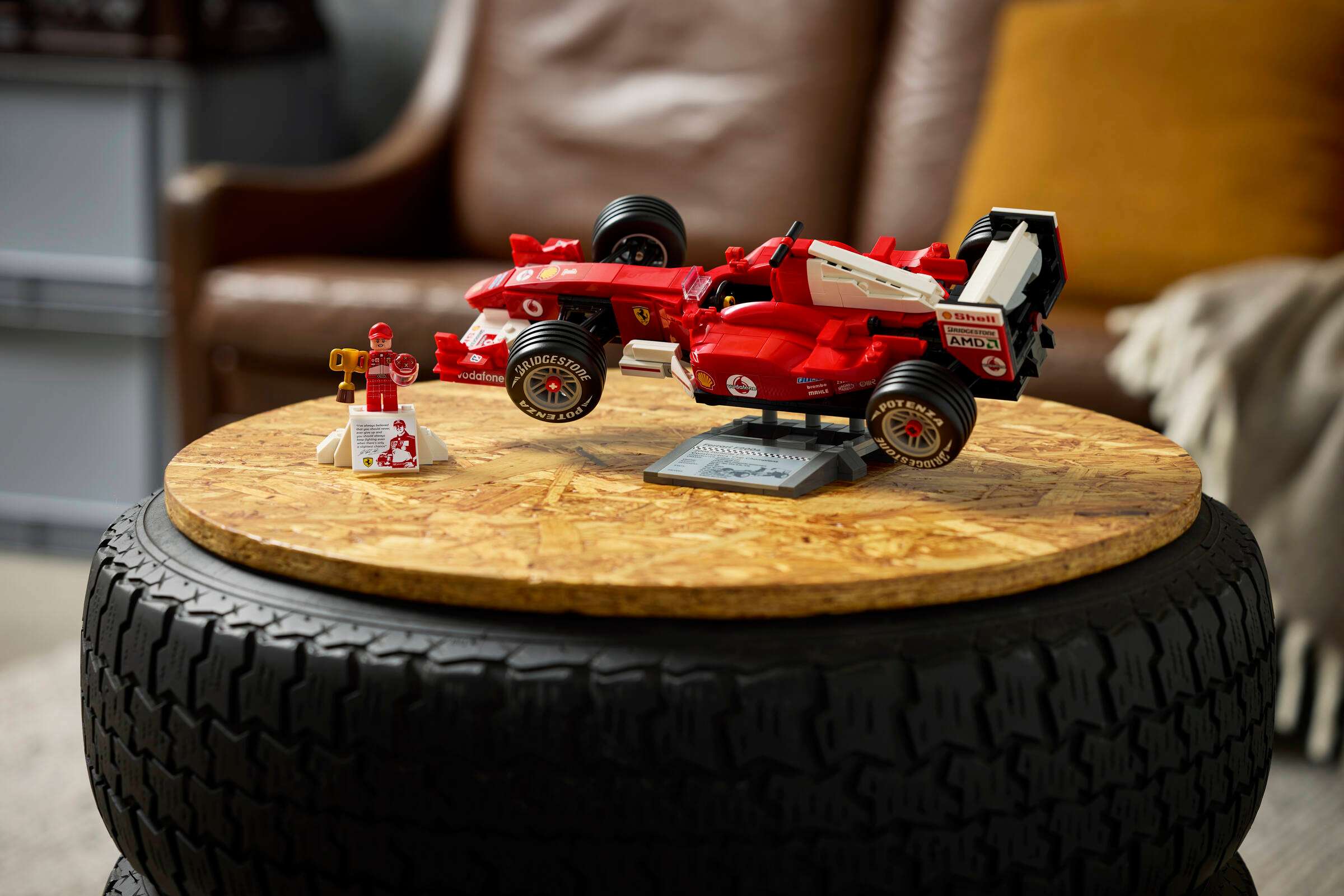 Compatible - Icons - 11375 - Ferrari F2004 & Michael Schumacher - 735 Pieces