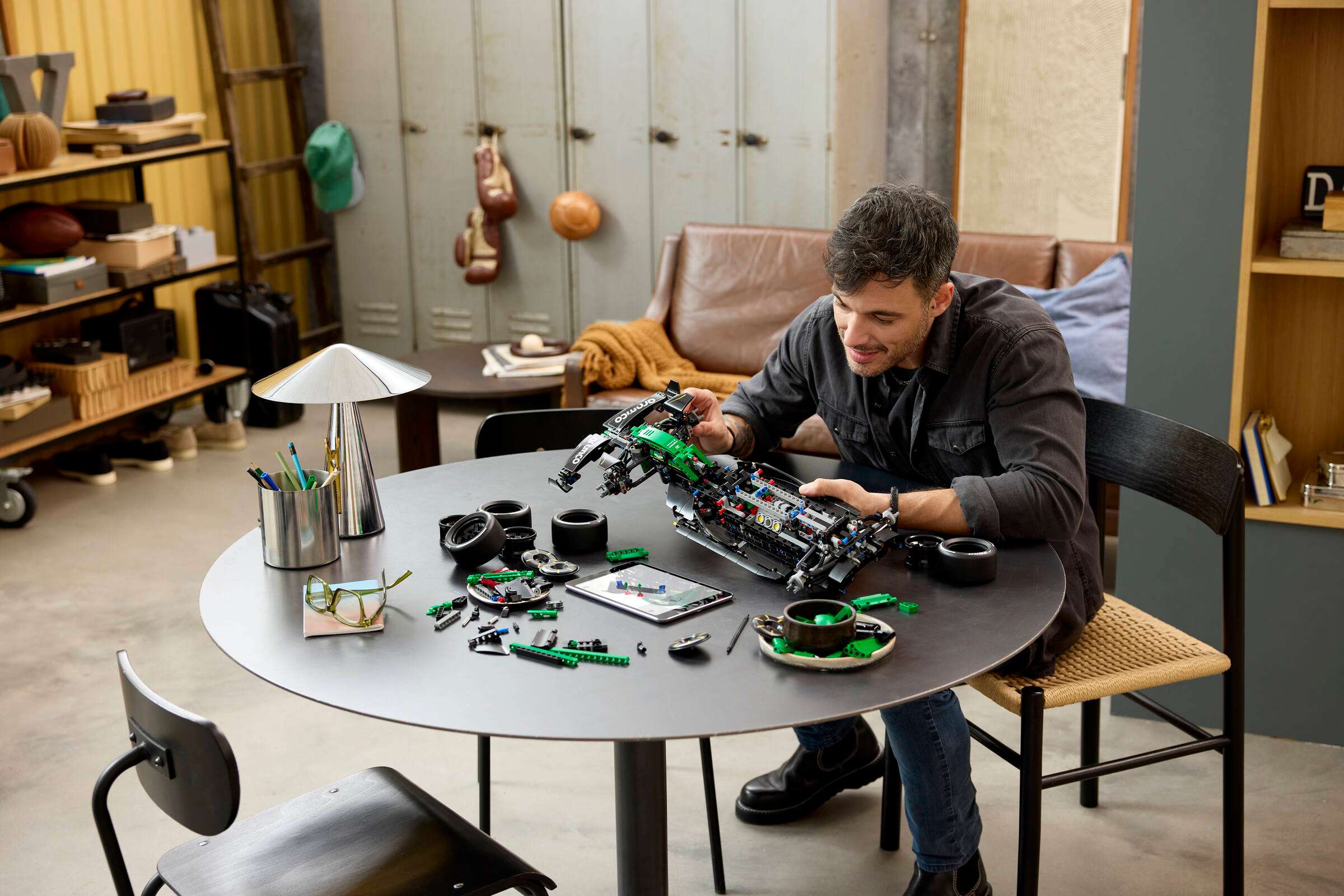 Compatible - Technic - 42240 - Aston Martin Aramco AMR25 F1 Car - 1547 Pieces