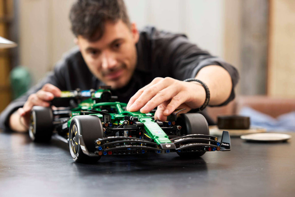 Compatible - Technic - 42240 - Aston Martin Aramco AMR25 F1 Car - 1547 Pieces