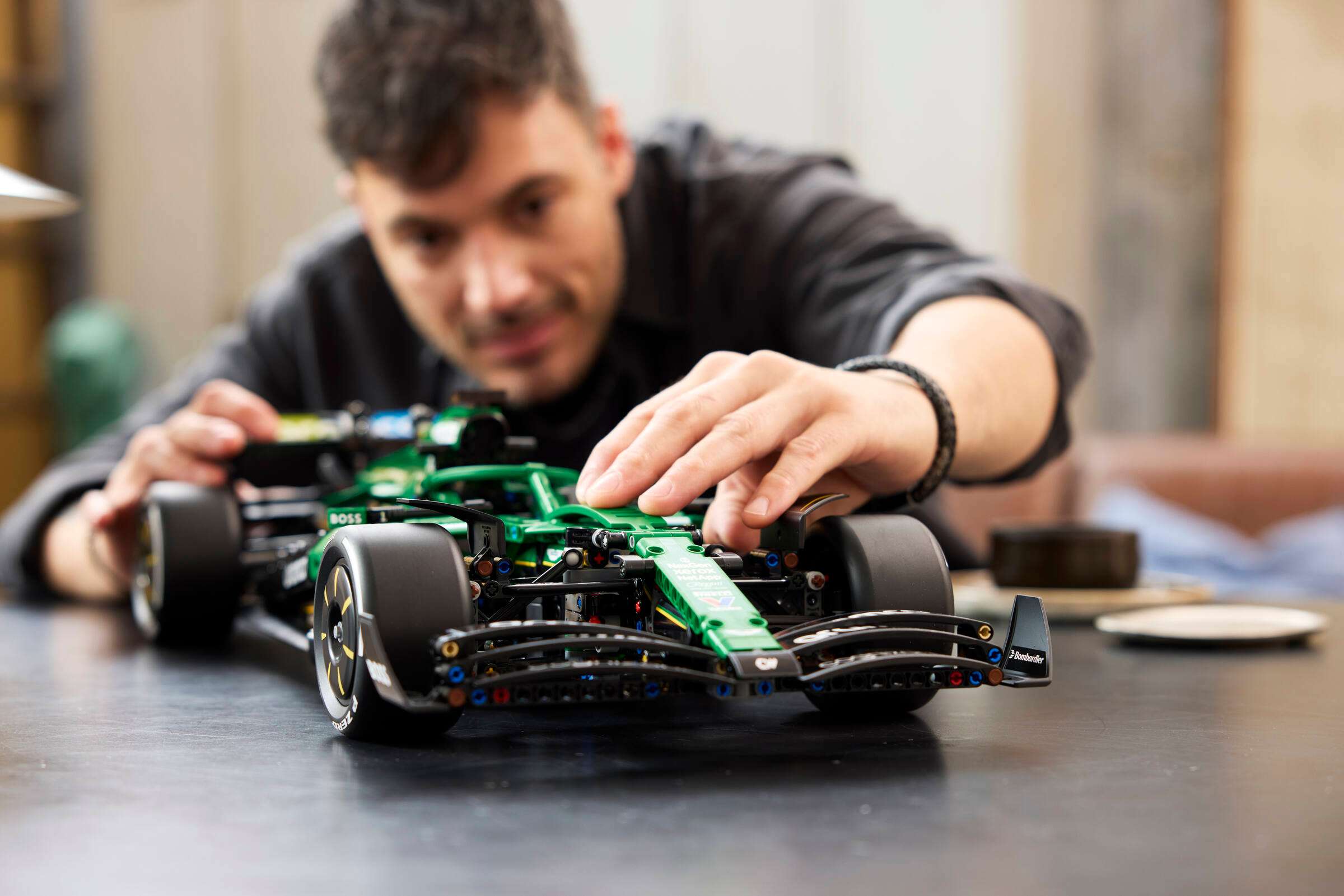 Compatible - Technic - 42240 - Aston Martin Aramco AMR25 F1 Car - 1547 Pieces
