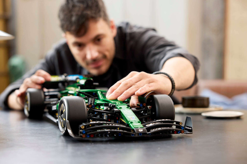 Compatible - Technic - 42240 - Aston Martin Aramco AMR25 F1 Car - 1547 Pieces