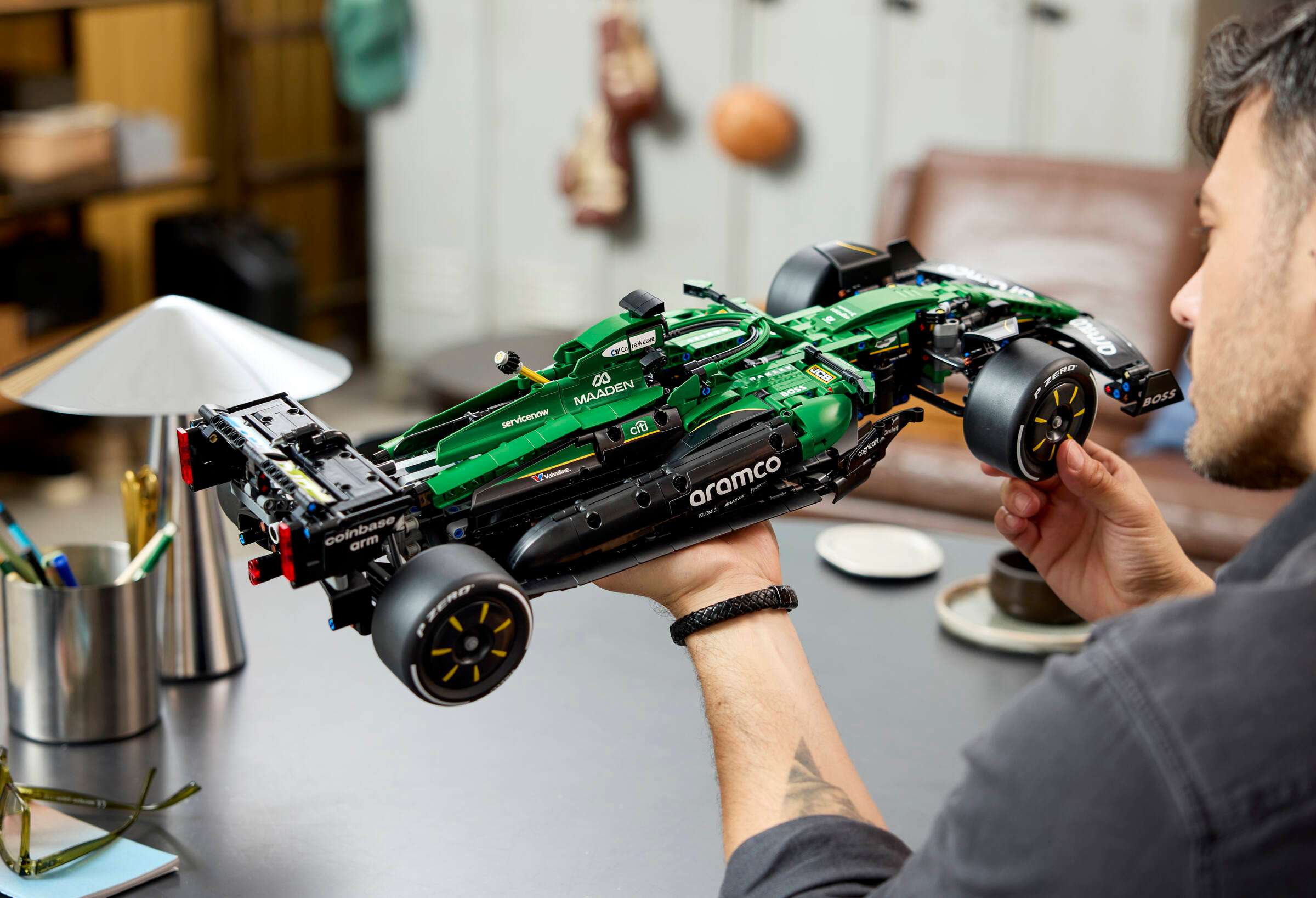 Compatible - Technic - 42240 - Aston Martin Aramco AMR25 F1 Car - 1547 Pieces