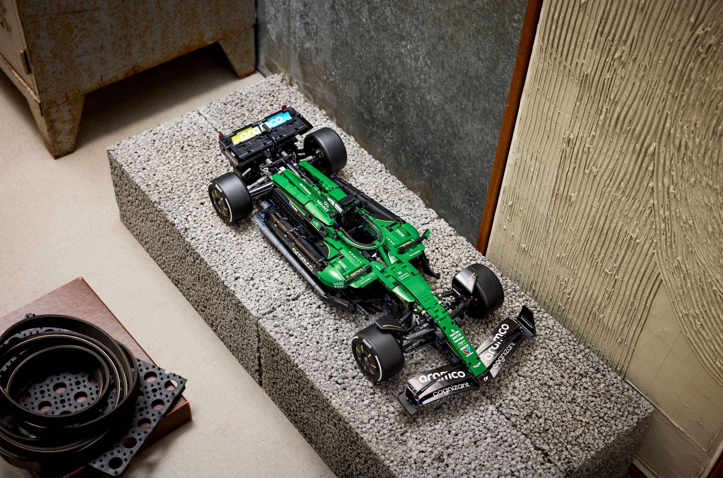 Compatible - Technic - 42240 - Aston Martin Aramco AMR25 F1 Car - 1547 Pieces