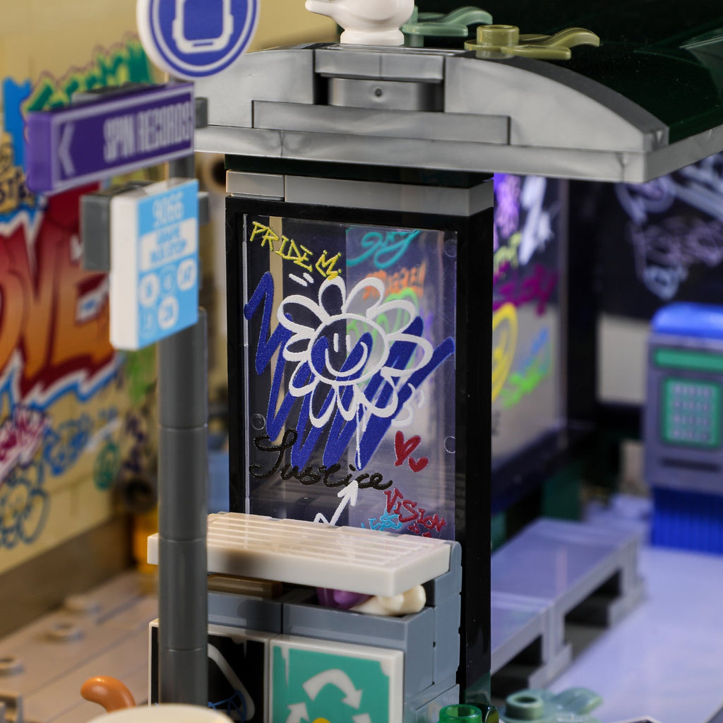Funwhole/Lumibricks - F9066 - Town Series - Graffiti Bus Stop - 514 Pieces