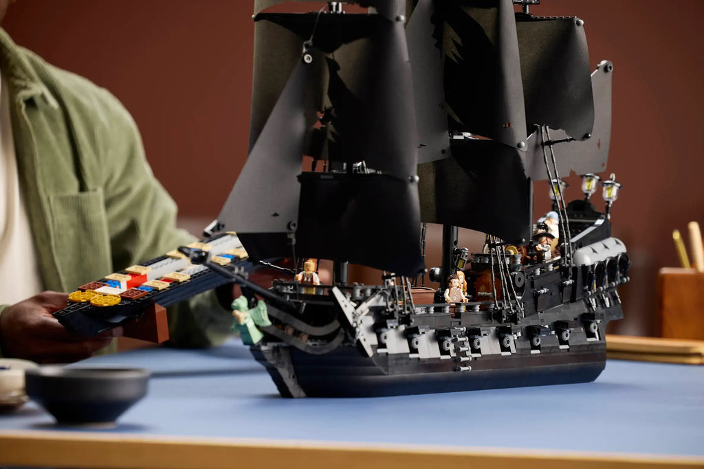 Compatible - Icons - 10365 - Pirates of the Caribbean - Jack Sparrow’s Pirate Ship - 2862 Pieces