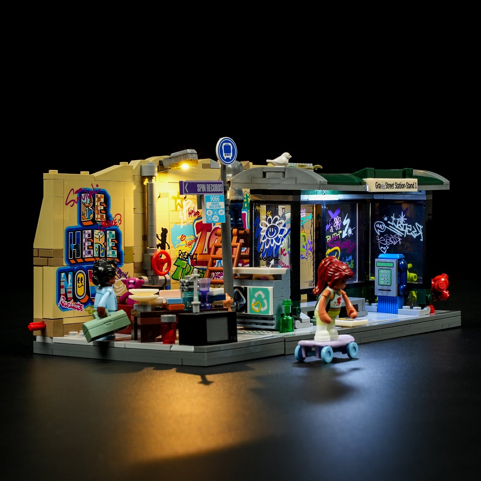 Funwhole/Lumibricks - F9066 - Town Series - Graffiti Bus Stop - 514 Pieces