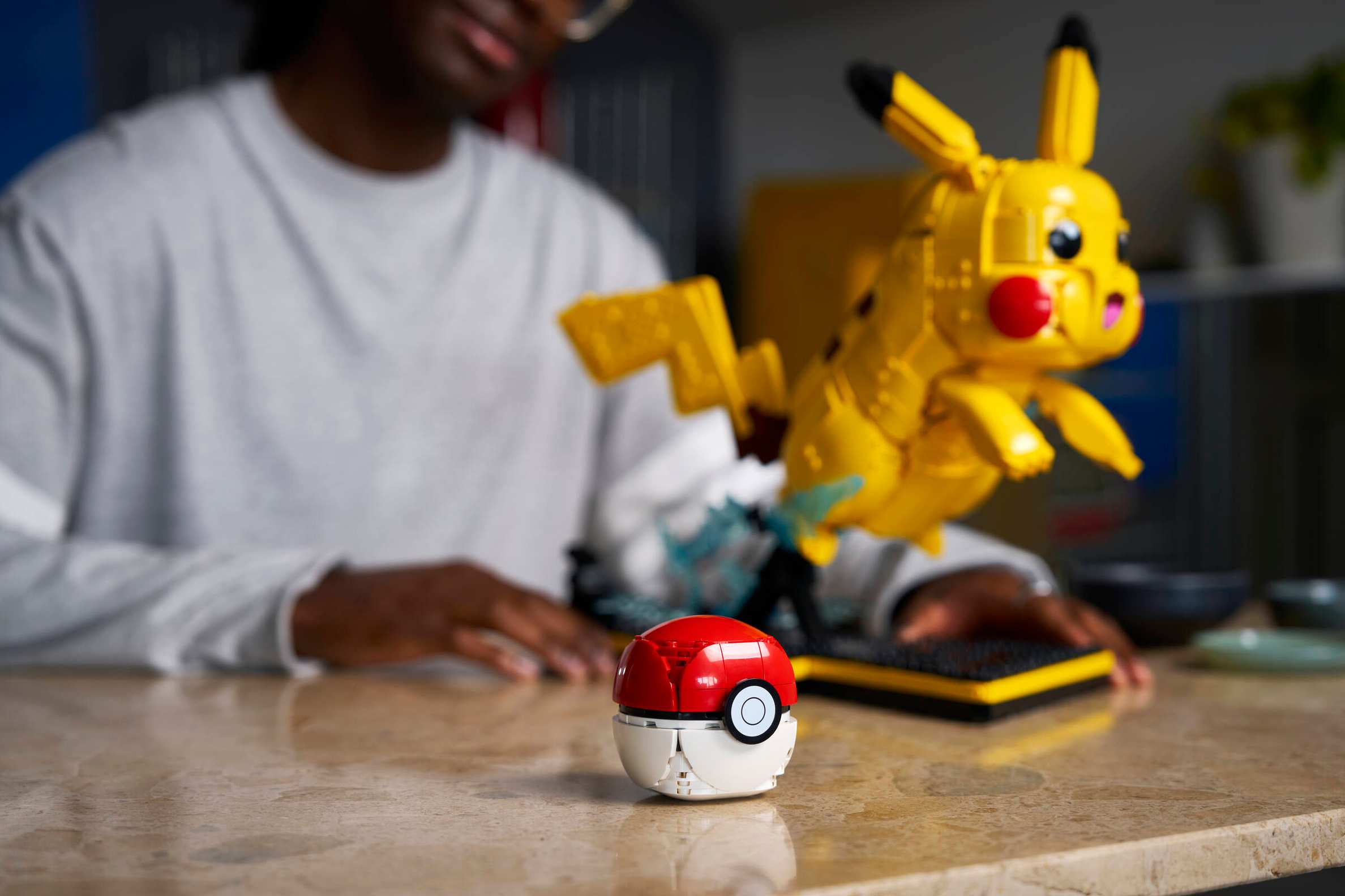 Compatible - 72152 - Pokémon - Pikachu And Poke Ball - 2050 Pieces (Group Order Discount Not Applicable)