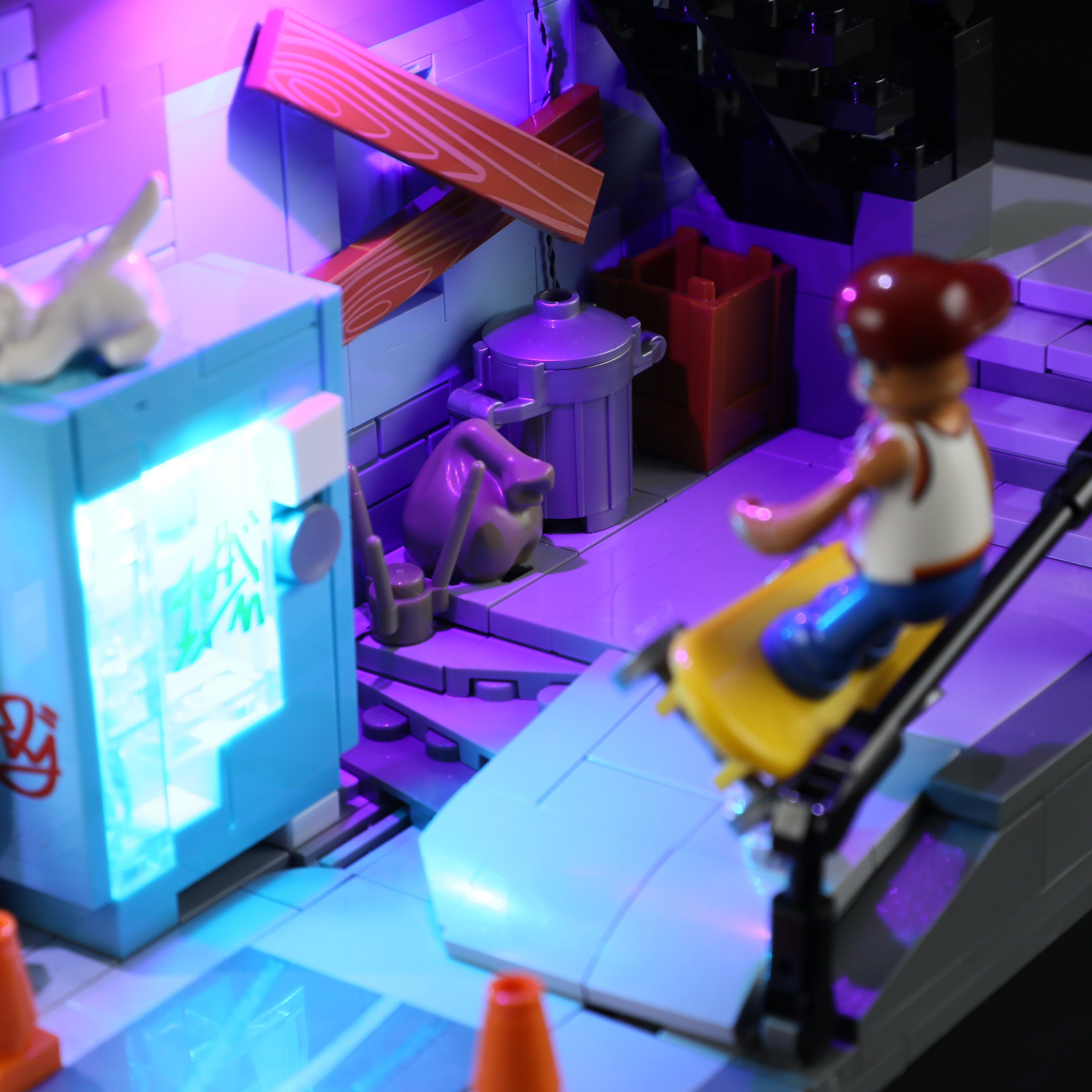 Funwhole/Lumibricks - F9051 -  Town Series - Skate Shop - 1573 Pieces