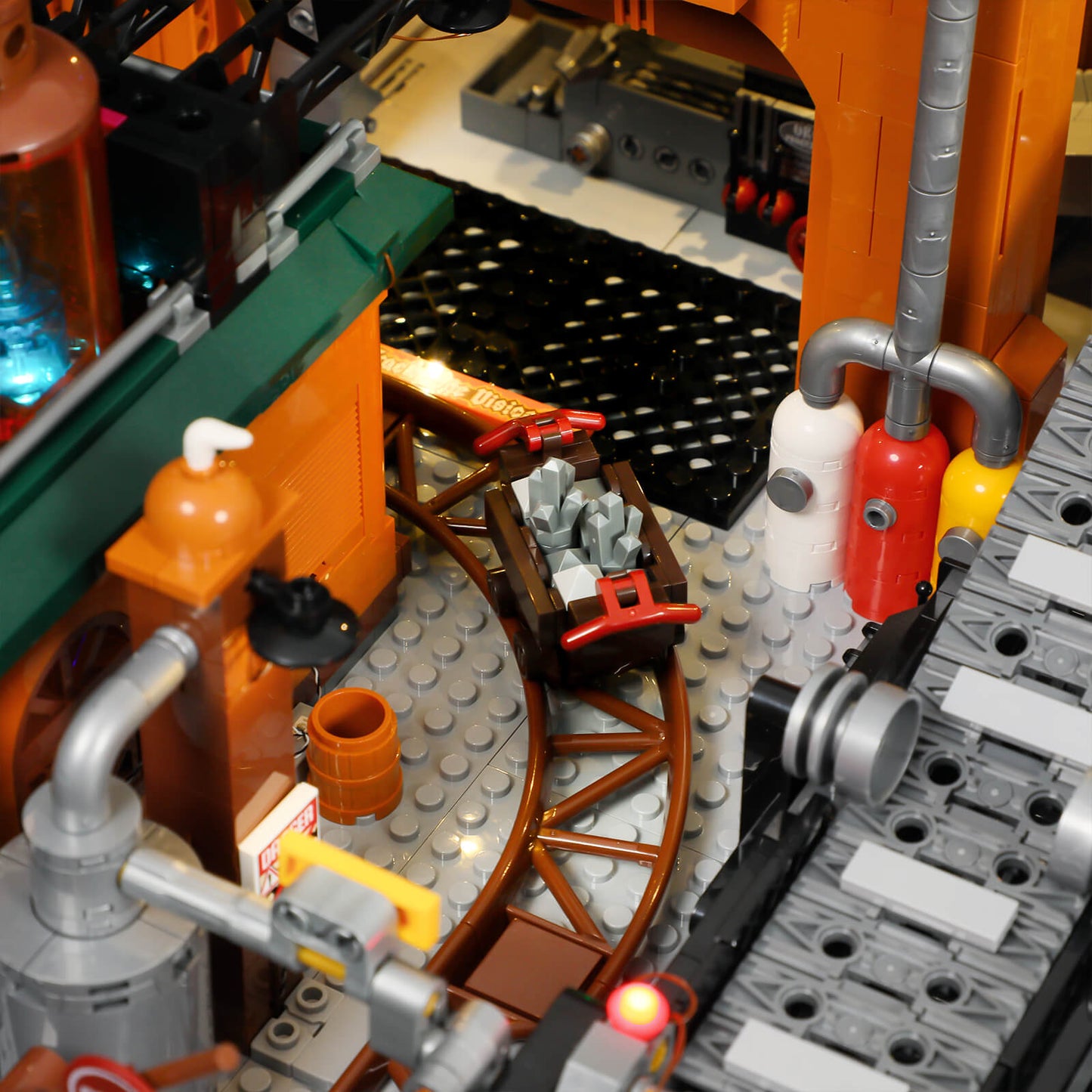 Funwhole/Lumibricks - F9101 - Iron Ore Factory - 3138 Pieces