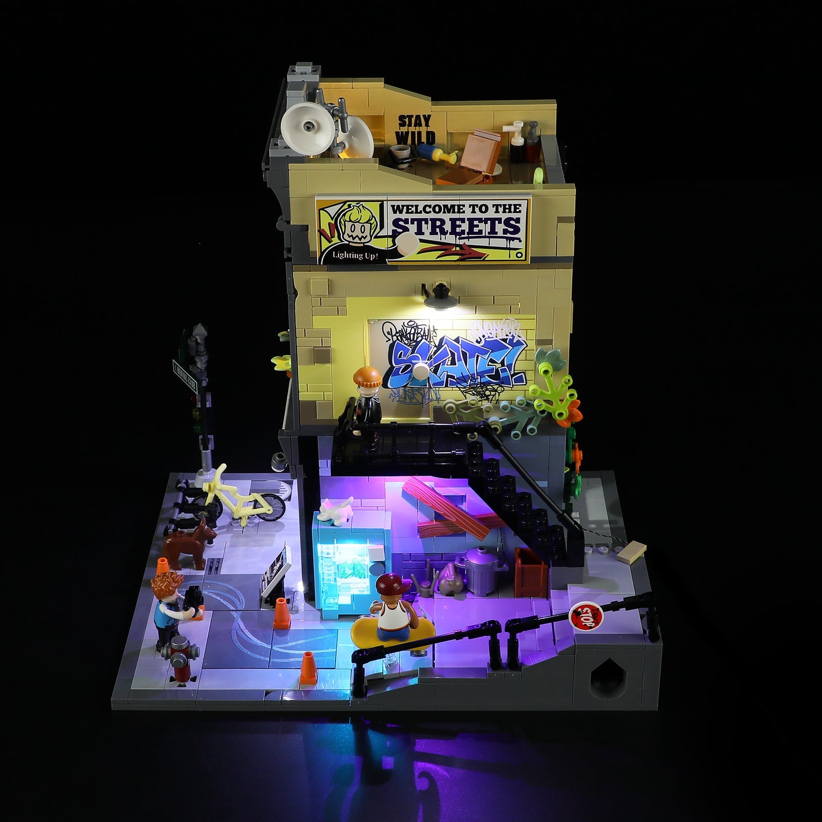 Funwhole/Lumibricks - F9051 -  Town Series - Skate Shop - 1573 Pieces