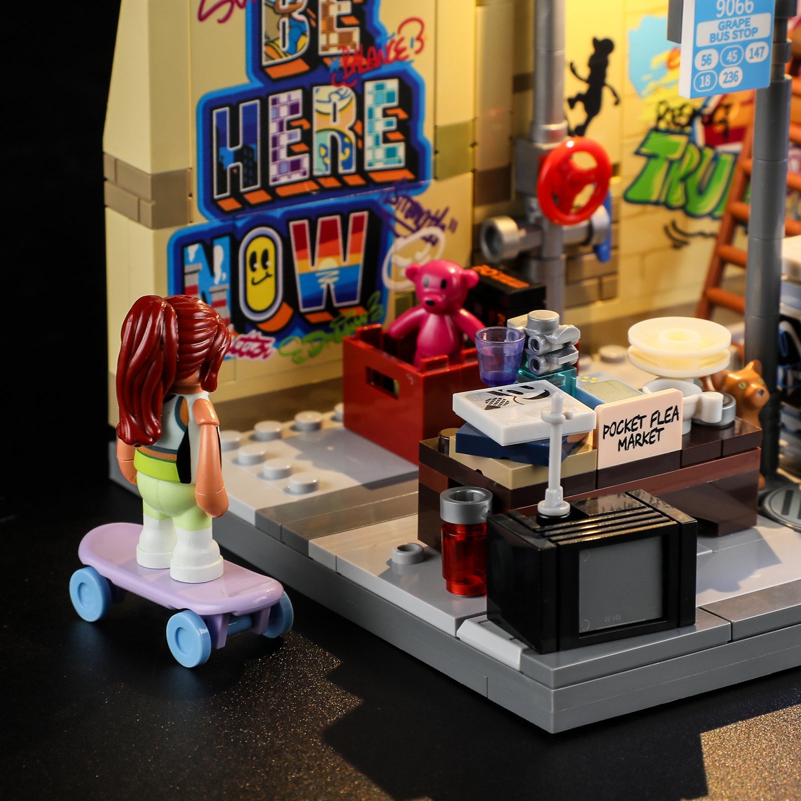 Funwhole/Lumibricks - F9066 - Town Series - Graffiti Bus Stop - 514 Pieces