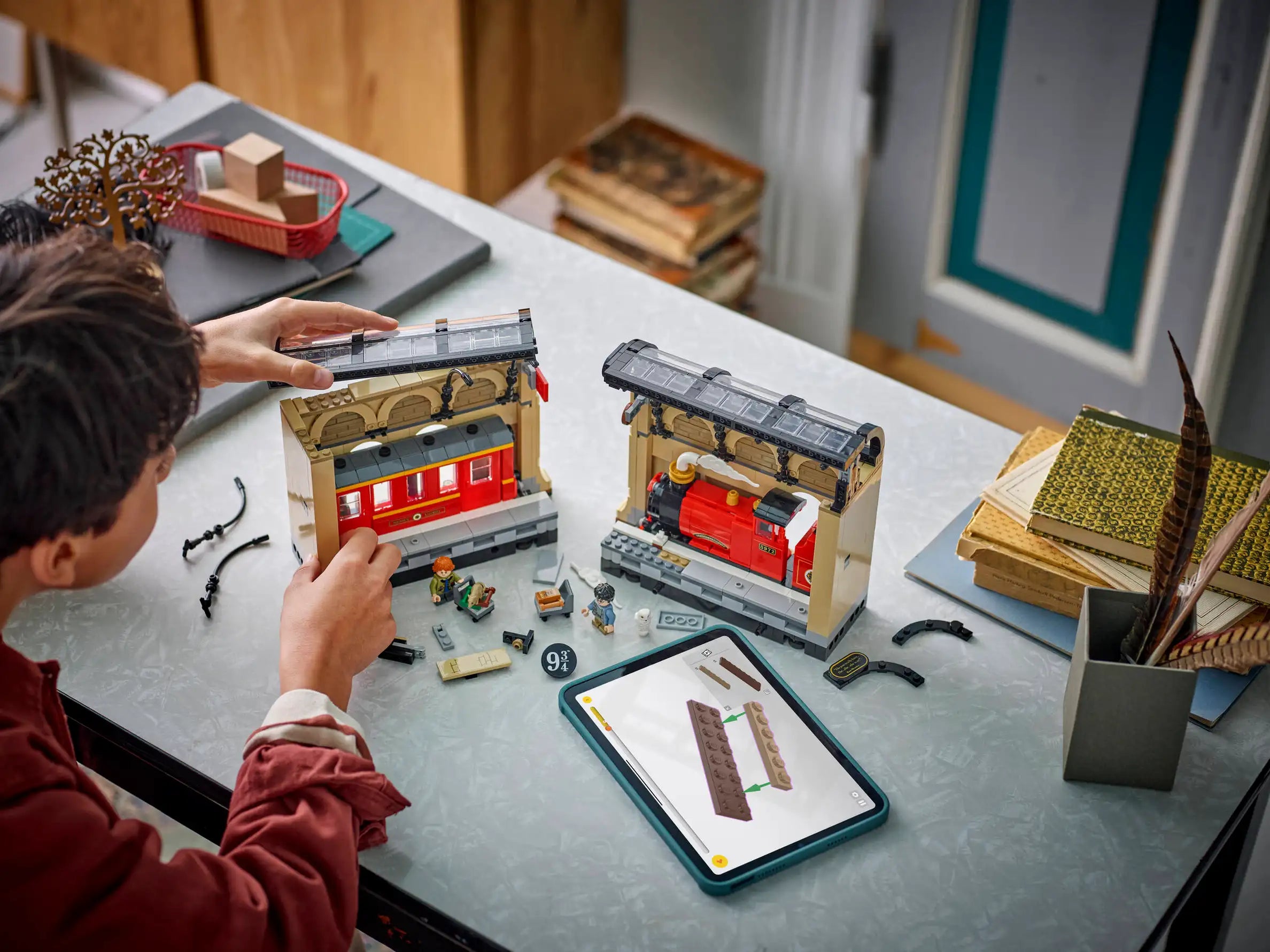 Compatible - Harry Potter - 76450 - Hogwarts Express Book Nook - 832 Pieces