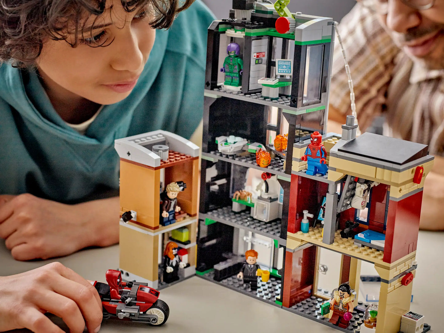 Compatible - 76324 - Marvel - Spiderman vs Oscorp - 808 Pieces